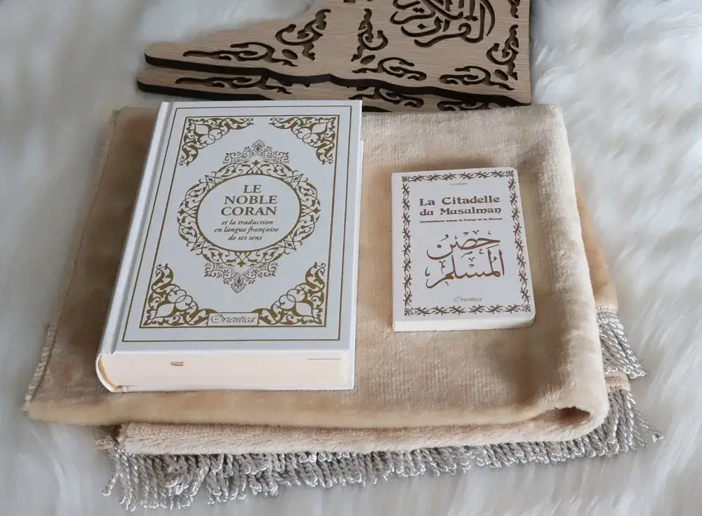 Pack Cadeau musulman : Coran bilingue français/arabe et La Citadelle du Musulman blancs dorés - Porte Coran en bois - Tapis beige